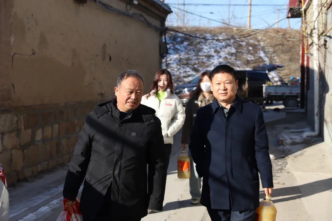寒冬送暖 情暖人心 | 华亿线上平台(集团)官方网站集团走访慰问贫困家庭